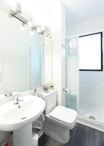 ein weißes Badezimmer mit Waschbecken und Toilette in der Unterkunft CasaGoa in Madrid