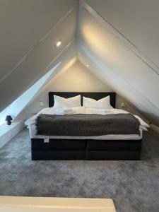 a bedroom with a large bed in the attic at Altstadtlage 4 in Stade