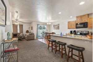 cocina y sala de estar con encimera y taburetes en Charming Private Twnhome w/ Large Fenced Yard (58), en Meridian