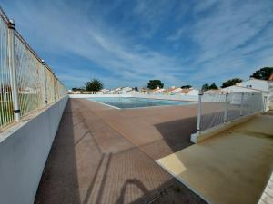 - Vistas a una piscina con valla en La Villa Bleue avec piscine, en Bretignolles-sur-Mer