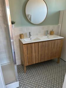 ein Badezimmer mit zwei Waschbecken und einem Spiegel in der Unterkunft La casa magique, bulle enchantée, 100m de la plage in Andernos-les-Bains