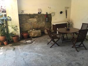 een kamer met een tafel en stoelen en een tafel en een bureau bij Habitación en A Armenteira in Gil