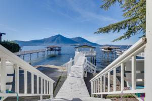 un muelle con escaleras que conducen al agua con una montaña en Lakefront California Escape with Deck and Boat Dock!, en Clearlake