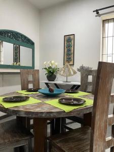 einen Esstisch mit einem grünen Tisch und Stühlen in der Unterkunft Cinnamon apartment in Panadura