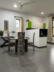 eine Küche und ein Esszimmer mit einem Tisch und Stühlen in der Unterkunft Cinnamon apartment in Panadura