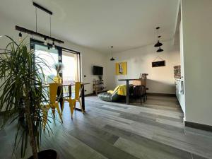 A kitchen or kitchenette at Yellow Uptown 70 - Fiera Milano