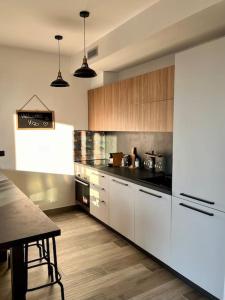 A kitchen or kitchenette at Yellow Uptown 70 - Fiera Milano