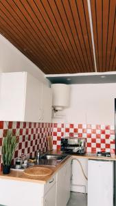 uma cozinha com azulejos xadrez vermelhos e brancos em 213 Paradise Island Vue port em Cap d'Agde