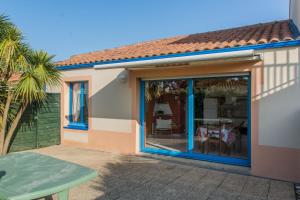 La Petite Sablaise في سانت جيل كروا دي فيي: منزل مع باب زجاجي منزلق مع طاولة