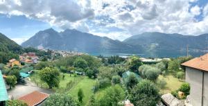 Blick auf eine Stadt mit See und Bergen in der Unterkunft La casa di nonna Anita in Abbadia Lariana