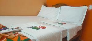 Postel nebo postele na pokoji v ubytování Pushpa Mahal A/C & Pushpa Residency