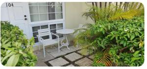 Taman di luar Beryls at Seawind on the Bay , Montego Bay , Jamaica