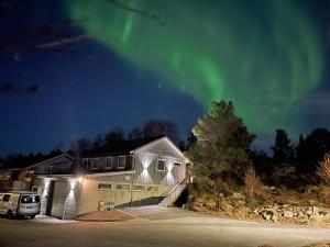 una casa con la aurora en el cielo en Ekskluzywny hybel w zaciszu, en Kristiansund