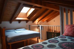 1 Schlafzimmer mit 2 Betten und einem Dachfenster in der Unterkunft La casa di nonna Anita in Abbadia Lariana