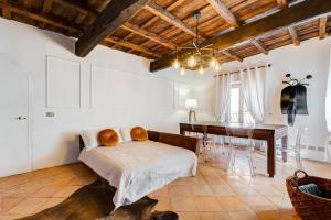 1 dormitorio con cama, escritorio y mesa en NAVONA SQUARE - RomeDreamHome, en Roma