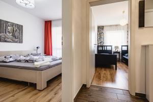 una camera con letto e un soggiorno di Leon's home a Şelimbăr