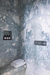 a bathroom with a shower with a snow covered wall at PALAZZO ROMA in Rome