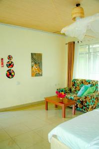 - un salon avec un canapé et une table basse dans l'établissement Karisimbi Cave Resort, à Ruhengeri