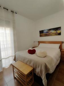 1 dormitorio con 1 cama con 2 almohadas en Refugio en el centro de Palamós, en Palamós