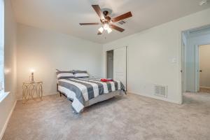 1 dormitorio con 1 cama y ventilador de techo en Charming Family Home with Yard - 11 Mi to San Marcos, en Kyle