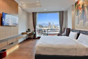 una camera d'albergo con un letto e una grande finestra di Lakhey Hotel a Kathmandu