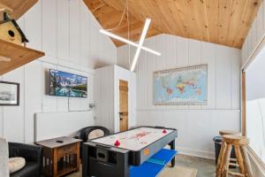 a living room with a ping pong table in it at Bluff View Farm in West Jefferson