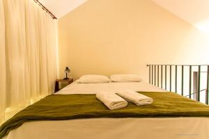 um quarto com uma cama com duas toalhas em Modernos chalés a 90 metros da praia em Florianópolis