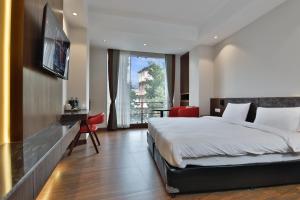 Letto o letti in una camera di Lakhey Hotel