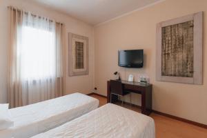 TV a/nebo společenská místnost v ubytování Hotel Gattopardo