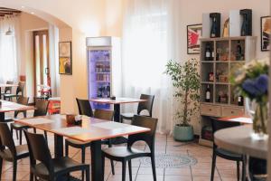 a restaurant with tables and chairs in a room at Hotel Gattopardo in Dossobuono