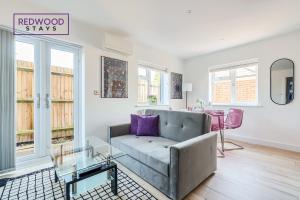 sala de estar con sofá y mesa en Modern Serviced Apartments For Contractors & Families With FREE Parking, WiFi & Netflix By REDWOOD STAYS, en Basingstoke