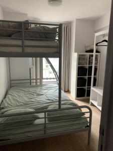 ein Schlafzimmer mit zwei Etagenbetten in einem Zimmer in der Unterkunft Residentie beethoven in Knokke-Heist