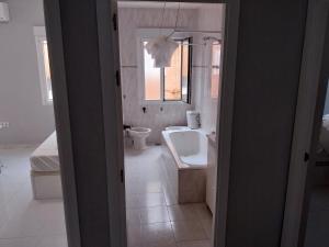 a bathroom with a tub and a sink and a toilet at La Iniciativa 2: La luz y El camino in Madrid