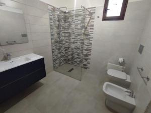 a bathroom with a shower and a toilet and a sink at Casa Carolina in Surano