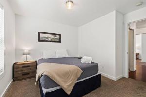 Un dormitorio con una cama grande y una ventana. en Peaceful & Comfy Single Level Town Home (90), en Meridian