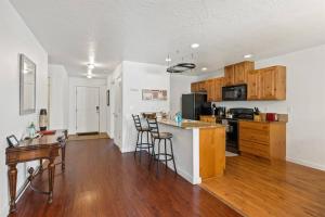 Una cocina con gabinetes de madera y encimera. en Peaceful & Comfy Single Level Town Home (90), en Meridian