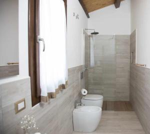 La salle de bains est pourvue de toilettes, d'une douche et d'un lavabo. dans l'établissement Resort con piscina e vicino al mare, à San Cono