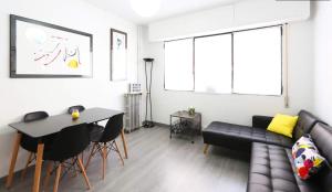 ein Wohnzimmer mit Sofa und Tisch in der Unterkunft CasaGoa in Madrid