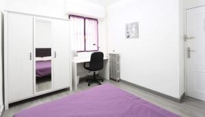 ein Schlafzimmer mit einem Bett, einem Schreibtisch und einem Stuhl in der Unterkunft CasaGoa in Madrid + 23 Fotos
