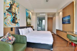 1 dormitorio con cama extragrande y sofá en Lakhey Hotel, en Katmandú