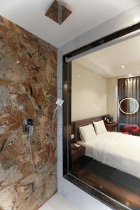 Letto o letti in una camera di Lakhey Hotel