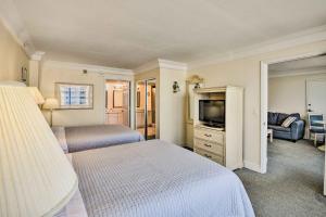 een hotelkamer met 2 bedden en een flatscreen-tv bij Sunny Daytona Beach Gem with Ocean Views! in Daytona Beach