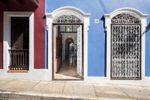 聖胡安的住宿－Tizol Historic Building 8br in Old San Juan，两扇门的蓝色和白色建筑