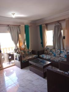 Sala de estar con 2 sofás y mesa en قرية اللوتس الساحل الشمالي ك 91, en El Alamein