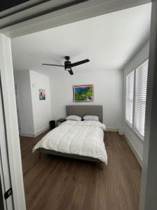 1 dormitorio con 1 cama y ventilador de techo en Modern Townhouse, en Addison