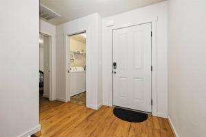 pasillo vacío con puerta blanca y suelo de madera en Charming home w/ Fenced Yard On Quiet Street (98), en Meridian 10 fotos más