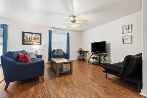 Una sala de estar con un sofá azul y un televisor. en Charming home w/ Fenced Yard On Quiet Street (98), en Meridian