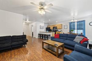 Una sala de estar con un sofá azul y una mesa. en Charming home w/ Fenced Yard On Quiet Street (98), en Meridian