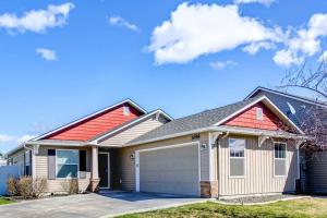 una casa con techo rojo y garaje en Charming home w/ Fenced Yard On Quiet Street (98), en Meridian