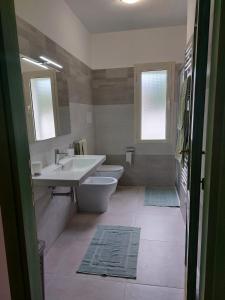 y baño con lavabo y aseo. en Residenza Su Portu, en Orosei